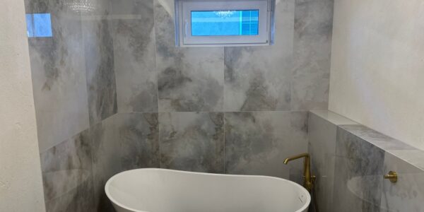 rekonštrukcia bytu, kúpeľňa, prerábka kúpeľne, sprchový kút, vaňa, zrkadlo, osvetlenie, toaleta, rekomplett, trnava, prerábky, interiérové dvere