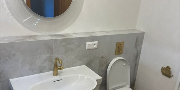 rekonštrukcia bytu, kúpeľňa, prerábka kúpeľne, sprchový kút, vaňa, zrkadlo, osvetlenie, toaleta, rekomplett, trnava, prerábky, interiérové dvere