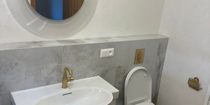 rekonštrukcia bytu, kúpeľňa, prerábka kúpeľne, sprchový kút, vaňa, zrkadlo, osvetlenie, toaleta, rekomplett, trnava, prerábky, interiérové dvere