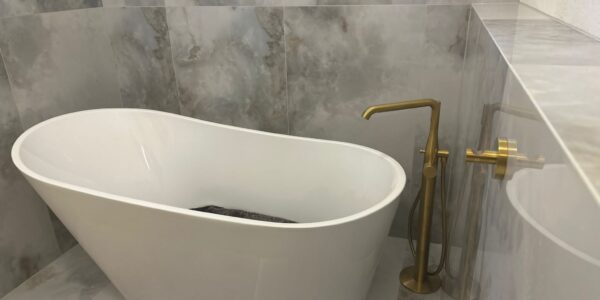 rekonštrukcia bytu, kúpeľňa, prerábka kúpeľne, sprchový kút, vaňa, zrkadlo, osvetlenie, toaleta, rekomplett, trnava, prerábky, interiérové dvere