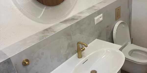 rekonštrukcia bytu, kúpeľňa, prerábka kúpeľne, sprchový kút, vaňa, zrkadlo, osvetlenie, toaleta, rekomplett, trnava, prerábky, interiérové dvere