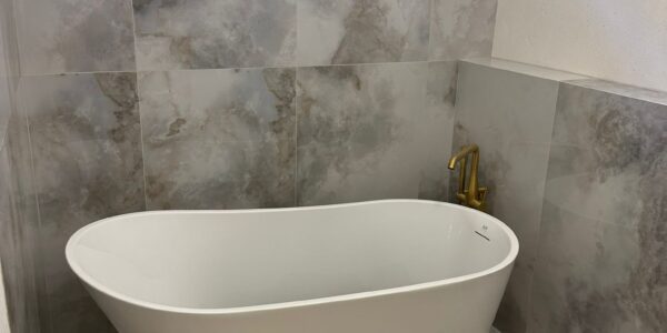 rekonštrukcia bytu, kúpeľňa, prerábka kúpeľne, sprchový kút, vaňa, zrkadlo, osvetlenie, toaleta, rekomplett, trnava, prerábky, interiérové dvere