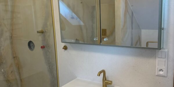 rekonštrukcia bytu, kúpeľňa, prerábka kúpeľne, sprchový kút, vaňa, zrkadlo, osvetlenie, toaleta, rekomplett, trnava, prerábky, interiérové dvere