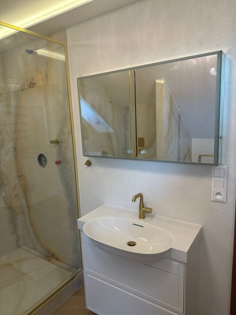 rekonštrukcia bytu, kúpeľňa, prerábka kúpeľne, sprchový kút, vaňa, zrkadlo, osvetlenie, toaleta, rekomplett, trnava, prerábky, interiérové dvere
