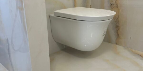 rekonštrukcia bytu, kúpeľňa, prerábka kúpeľne, sprchový kút, vaňa, zrkadlo, osvetlenie, toaleta, rekomplett, trnava, prerábky, interiérové dvere