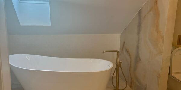 rekonštrukcia bytu, kúpeľňa, prerábka kúpeľne, sprchový kút, vaňa, zrkadlo, osvetlenie, toaleta, rekomplett, trnava, prerábky, interiérové dvere