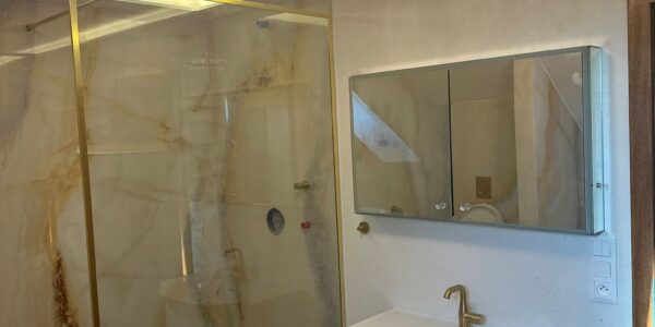 rekonštrukcia bytu, kúpeľňa, prerábka kúpeľne, sprchový kút, vaňa, zrkadlo, osvetlenie, toaleta, rekomplett, trnava, prerábky, interiérové dvere