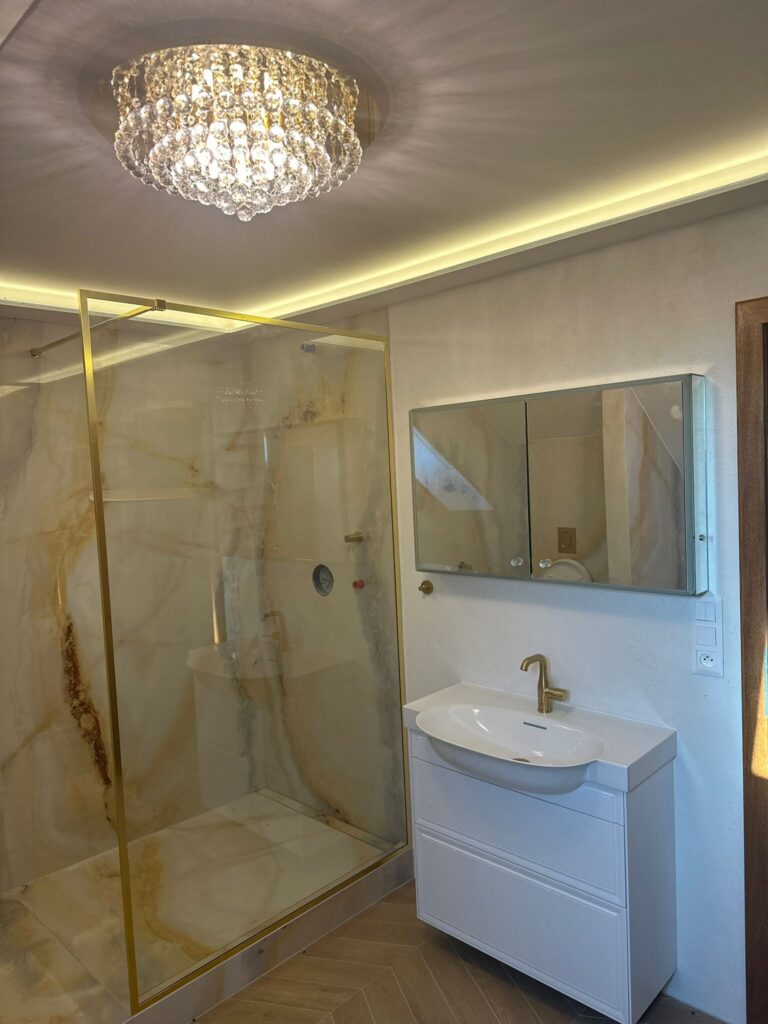rekonštrukcia bytu, kúpeľňa, prerábka kúpeľne, sprchový kút, vaňa, zrkadlo, osvetlenie, toaleta, rekomplett, trnava, prerábky, interiérové dvere