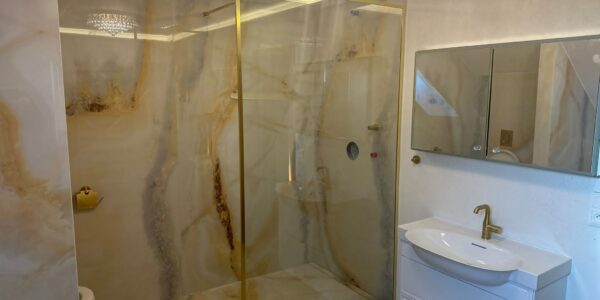 rekonštrukcia bytu, kúpeľňa, prerábka kúpeľne, sprchový kút, vaňa, zrkadlo, osvetlenie, toaleta, rekomplett, trnava, prerábky, interiérové dvere