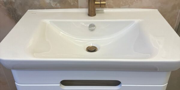 rekonštrukcia bytu, kúpeľňa, prerábka kúpeľne, sprchový kút, vaňa, zrkadlo, osvetlenie, toaleta, rekomplett, trnava, prerábky, interiérové dvere