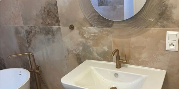 rekonštrukcia bytu, kúpeľňa, prerábka kúpeľne, sprchový kút, vaňa, zrkadlo, osvetlenie, toaleta, rekomplett, trnava, prerábky, interiérové dvere