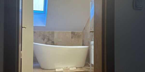 rekonštrukcia bytu, kúpeľňa, prerábka kúpeľne, sprchový kút, vaňa, zrkadlo, osvetlenie, toaleta, rekomplett, trnava, prerábky, interiérové dvere