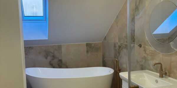 rekonštrukcia bytu, kúpeľňa, prerábka kúpeľne, sprchový kút, vaňa, zrkadlo, osvetlenie, toaleta, rekomplett, trnava, prerábky, interiérové dvere