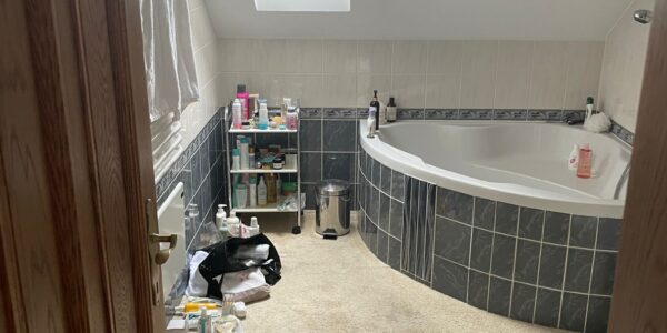 rekonštrukcia bytu, kúpeľňa, prerábka kúpeľne, sprchový kút, vaňa, zrkadlo, osvetlenie, toaleta, rekomplett, trnava, prerábky, interiérové dvere